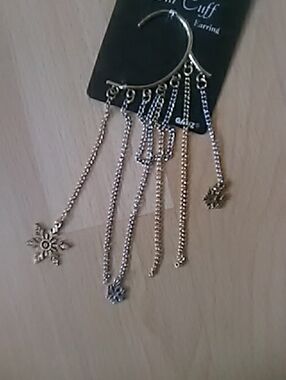 💲1⃣▶>>>GANZ Gold and Silver Snowflake Dangle Ear Cuff
